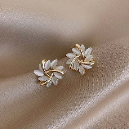 LUXURY WHITE OPAL EARRINGS IN GOLD | ELEGANT SHINE, HIGH-QUALITY JEWELRY