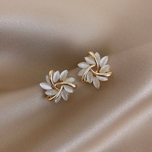 LUXURY WHITE OPAL EARRINGS IN GOLD | ELEGANT SHINE, HIGH-QUALITY JEWELRY